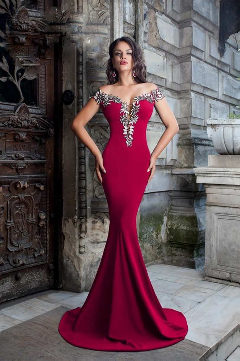 Abito lungo a sirena rosso ciliegia Chanttal con scollatura a