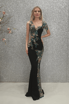 Abito lungo nero a sirena Chanttal con inserto in tulle floreale ricamato verde, dettagli elegante e femminile.