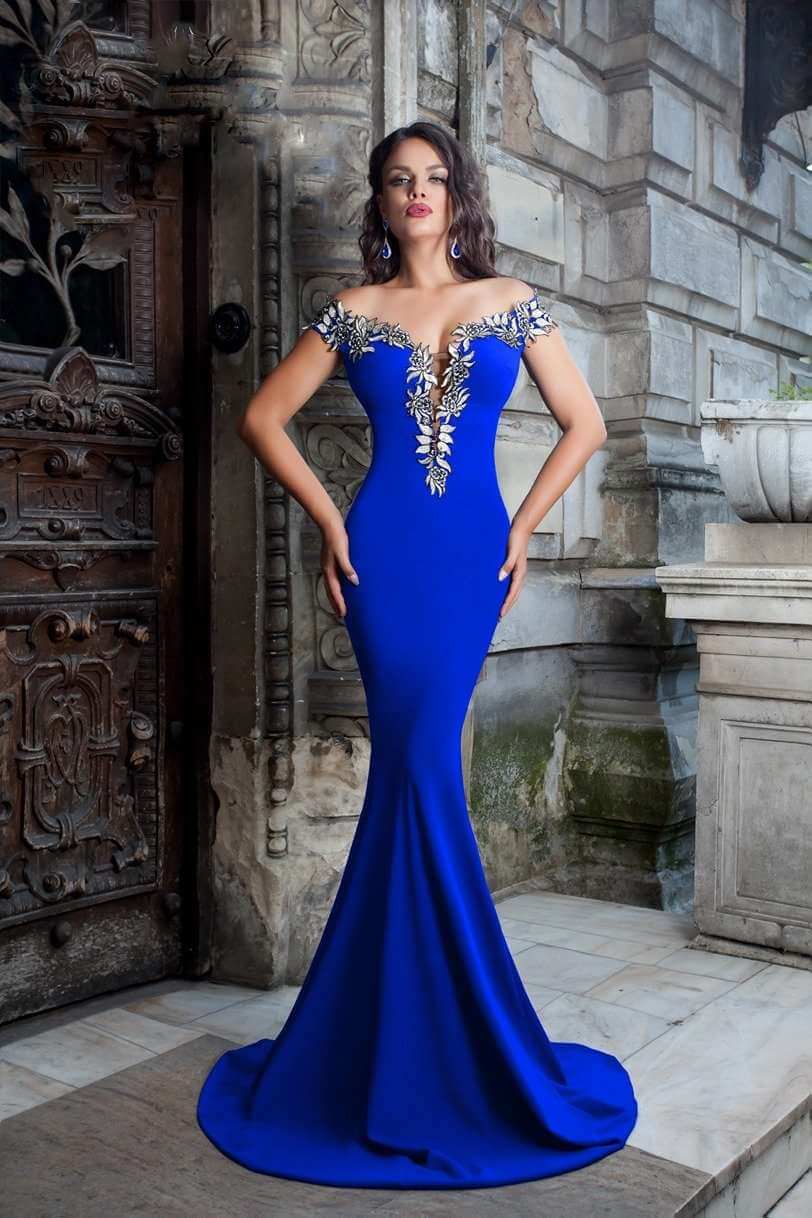 Abito lungo a sirena blu elettrico Chanttal con scollatura a barchetta e ricami floreali, in tessuto elegante e sofisticato.