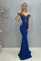 Abito lungo a sirena blu elettrico Chanttal con scollatura a barchetta e ricami floreali, perfetto per occasioni eleganti.