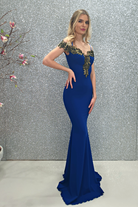 Abito lungo a sirena blu elettrico Chanttal con scollatura a barchetta e ricami floreali, perfetto per occasioni eleganti.