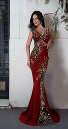 Abito lungo a sirena Bordeaux Chanttal con inserto in tulle ricamato e piume decorative, visibile in dettaglio.