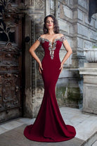 Abito lungo a sirena Chanttal con bordo, scollatura a barchetta e ricami floreali, in tessuto elegante e raffinato.