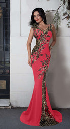 Abito lungo a sirena corallo Chanttal con inserto in tulle ricamato e piume decorative, vestito elegante da sera.