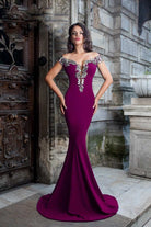 Abito lungo a sirena magenta Chanttal con scollatura a barchetta e ricami floreali, tessuto elegante e dettagli femminili.