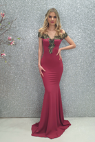 Abito lungo a sirena magenta Chanttal con scollatura a barchetta e ricami floreali, vestito elegante e femminile.