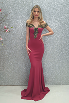 Abito lungo a sirena magenta Chanttal con scollatura a barchetta e ricami floreali, vestito elegante femminile.