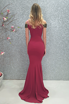 Abito lungo a sirena magenta Chanttal con scollatura a barchetta e ricami floreali, vestito elegante e femminile.