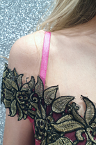 Abito lungo a sirena magenta Chanttal con scollatura a barchetta e ricami floreali, tessuto elegante e dettagli raffinati.