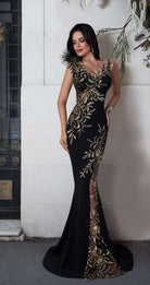 Abito lungo a sirena nero Chanttal con inserto in tulle ricamato e piume decorative, visibile nella foto.