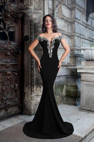 Abito lungo a sirena nero Chanttal con scollatura a barchetta e ricami floreali, stile elegante e femminile.