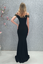 Abito lungo a sirena nero Chanttal con scollatura a barchetta e ricami floreali, vestito elegante da sera.