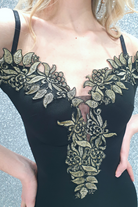 Abito lungo a sirena nero Chanttal con scollatura a barchetta e ricami floreali, dettagli eleganti e femminili.