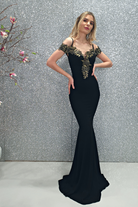 Abito lungo a sirena nero Chanttal con scollatura a barchetta e ricami floreali, tessuto elegante e dettagli raffinati.