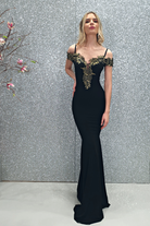 Abito lungo nero a sirena Chanttal con scollatura a barchetta e ricami floreali, vestito elegante e femminile.
