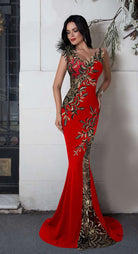 Abito lungo a sirena rosso acceso Chanttal con inserto in tulle ricamato e dettagli di piume decorative, elegante e sofisticato.