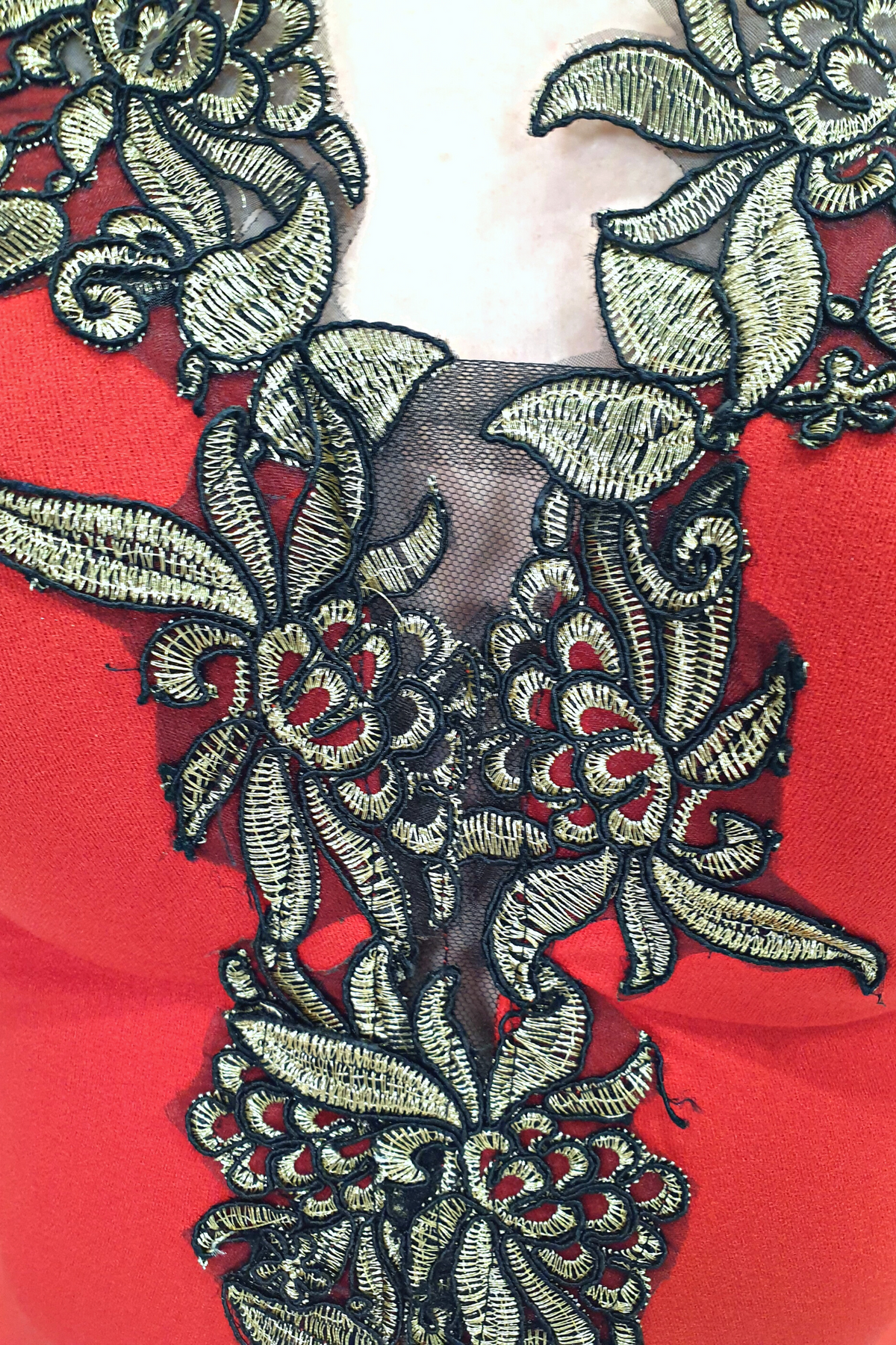 Abito lungo a sirena rosso Chanttal con scollatura a barchetta e ricami floreali, dettagli eleganti e femminili.