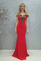 Abito lungo a sirena rosso Chanttal con scollatura a barchetta e ricami floreali, elegante e femminile.