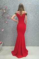 Abito lungo a sirena rosso Chanttal con scollatura a barchetta e ricami floreali, vestito elegante e femminile.