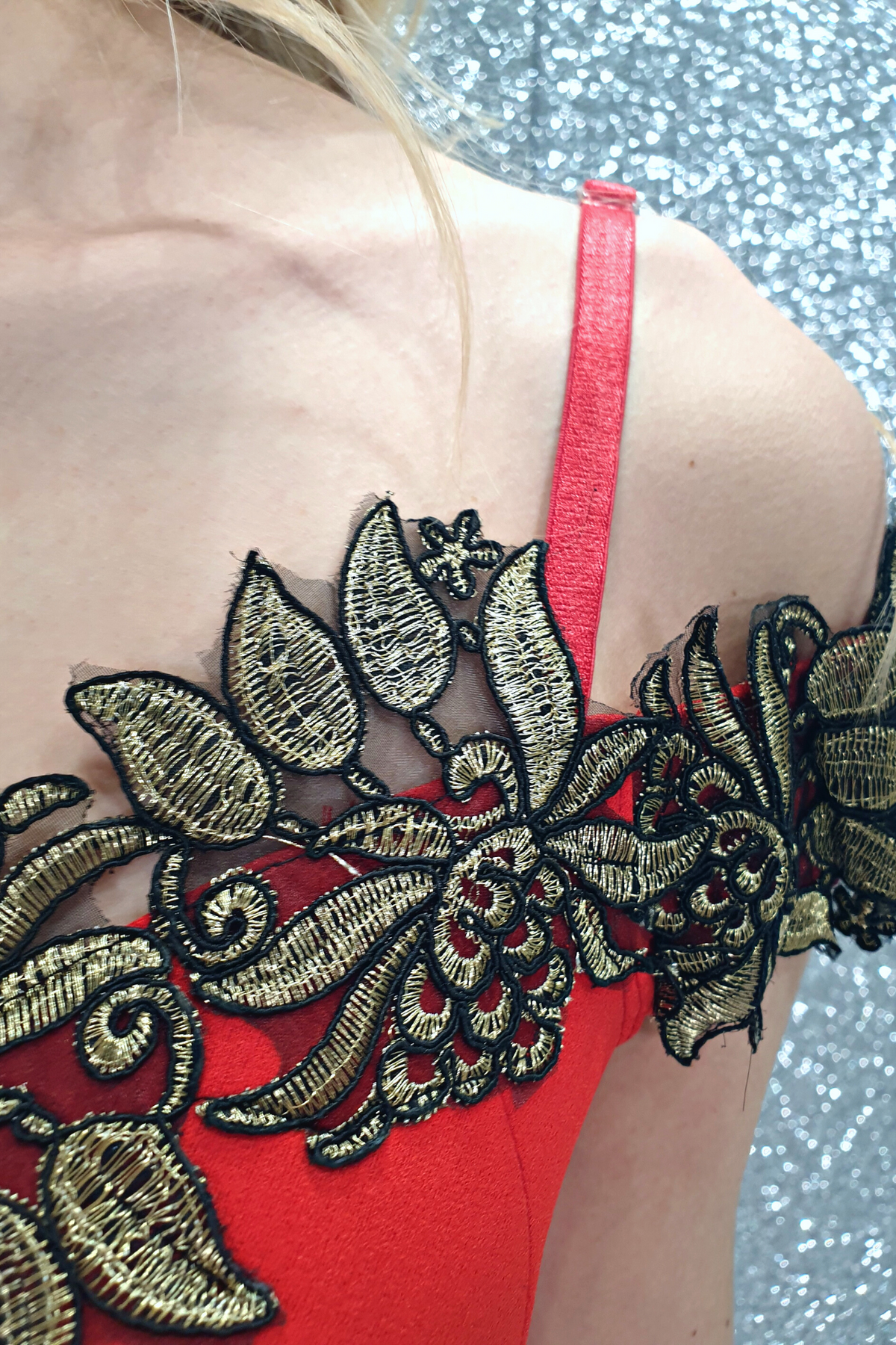 Abito lungo a sirena rosso Chanttal con scollatura a barchetta e ricami floreali, modello elegante e femminile.