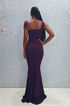 Abito lungo a sirena viola Chanttal con inserto in tulle ricamato a fiori 3D, dettagli eleganti e raffinati.