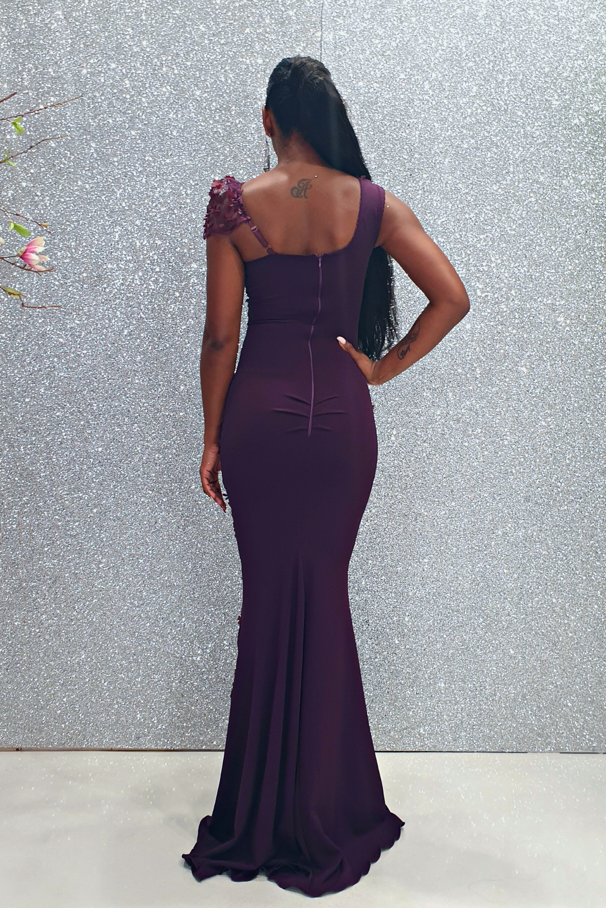 Abito lungo a sirena viola Chanttal con inserto in tulle ricamato a fiori 3D, dettagli eleganti e raffinati.