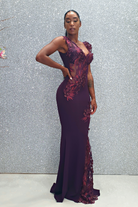 Abito lungo a sirena viola Chanttal con inserto in tulle ricamato a fiori 3D e perline, elegante e femminile.