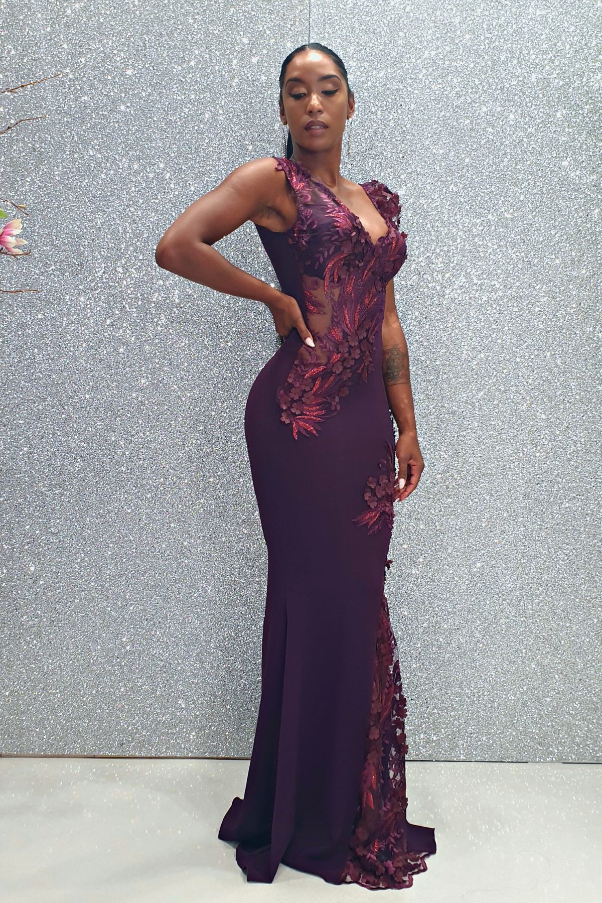 Abito lungo a sirena viola Chanttal con inserto in tulle ricamato a fiori 3D e perline, elegante e femminile.