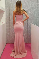 Abito lungo rosa Chanttal a sirena con ricami floreali neri e dorati, modello elegante e femminile.
