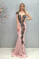 Abito lungo rosa Chanttal a sirena con ricami floreali neri dorati, elegante e femminile, dettagli raffinati e tessuto morbido.