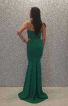 Abito lungo verde Chanttal con modello a sirena, ricami floreali neri e dorati, tessuto elegante e dettagli raffinati.