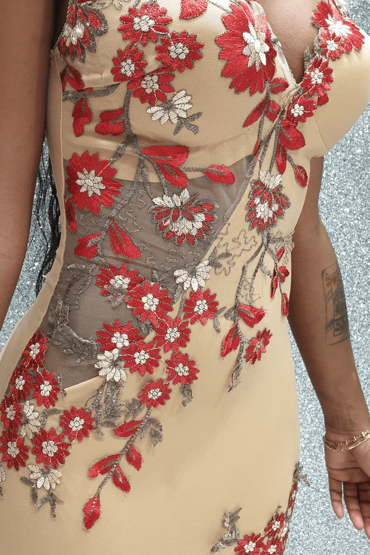 Abito corto a tubino beige Chanttal con inserti in tulle floreale ricamato rosso, vestibilità elegante e dettagli femminili.