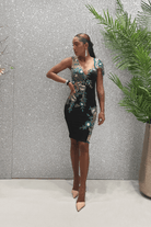 Abito corti a tre quarti nero Chanttal con inserti in tulle floreale ricamato verde, stile tubino elegante e femminile.