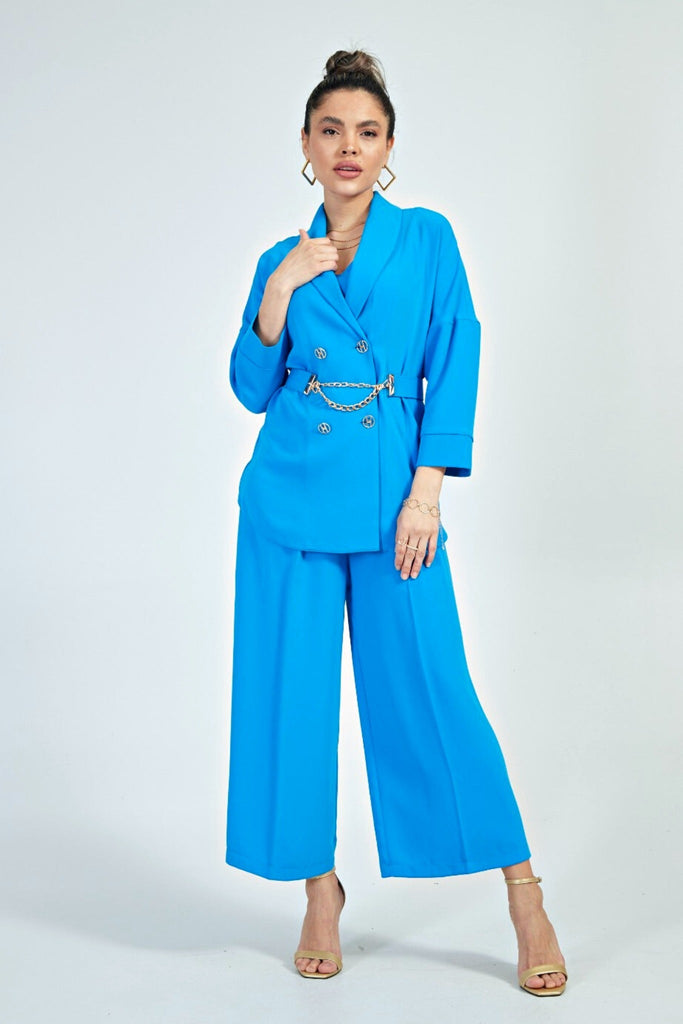 Completo curvy blu cobalto accessoriato con cintura composto da tuta a gamba larga e giacca doppiopetto