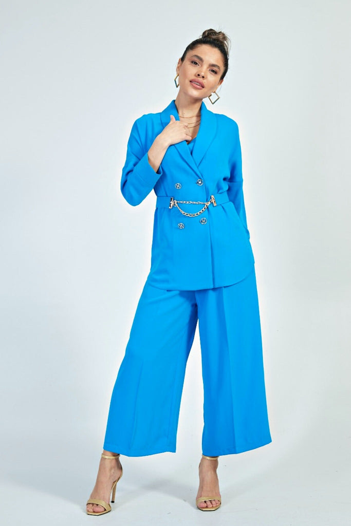 Completo curvy blu cobalto accessoriato con cintura composto da tuta a gamba larga e giacca doppiopetto