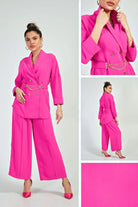 Completo curvy fucsia fluo di Moda-Mania con giacca doppiopetto, tuta a gamba larga e cintura, accessoriato e vivace.