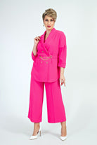 Completo curvy fucsia fluo Moda-Mania con giacca doppiopetto e pantalone a gamba larga, accessoriato con cintura.