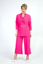 Completo curvy moda-mania fucsia fluo con giacca doppiopetto e pantaloni a gamba larga, cintura, stile accessoriato.