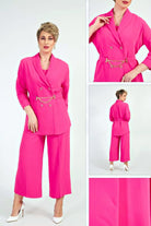 Completo curvy fucsia fluo Moda-Mania con giacca doppiopetto e pantaloni a gamba larga, accessoriato con cintura.