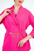 Completo curvy fucsia fluo Moda-Mania con giacca doppiopetto e pantaloni a gamba larga, accessoriato con cintura, stile moderno.