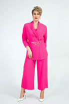 Completo curvy fucsia fluo Moda-Mania con giacca doppiopetto e pantaloni a gamba larga, cinture e accessori.