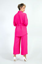 Completo curvy fucsia fluo Moda-Mania con giacca doppiopetto e pantaloni a gamba larga, cintura, stile accessoriato.