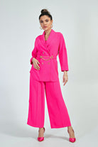 Completo curvy fucsia fluo Moda-Mania con giacca doppiopetto e pantaloni a gamba larga, accessoriato con cintura, stile vivace.