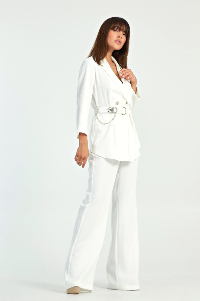 Completo tailleur elegante bianco giacca lunghezza fianchi asimmetrica accessoriata con cintura e pantalone a palazzo