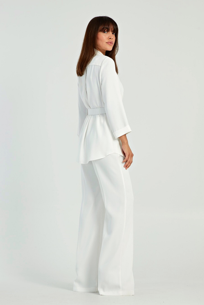 Completo tailleur elegante bianco giacca lunghezza fianchi asimmetrica accessoriata con cintura e pantalone a palazzo