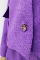 Completo tailleur lillà viola Moda-Mania con giacca corta con tasche e pantaloni larghi, tessuto elegante e moderno.