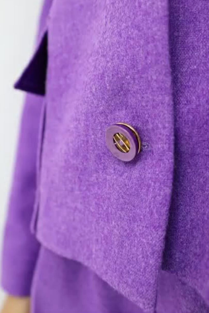 Completo tailleur lillà viola giacca corta con tasche e pantaloni larghi