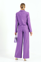 Completo tailleur lilla viola Moda-Mania con giacca corta con tasche e pantaloni larghi, stile elegante e moderno.