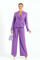 Completo tailleur lillà viola Moda-Mania con giacca corta con tasche e pantaloni larghi, perfetto per un look elegante e alla moda.