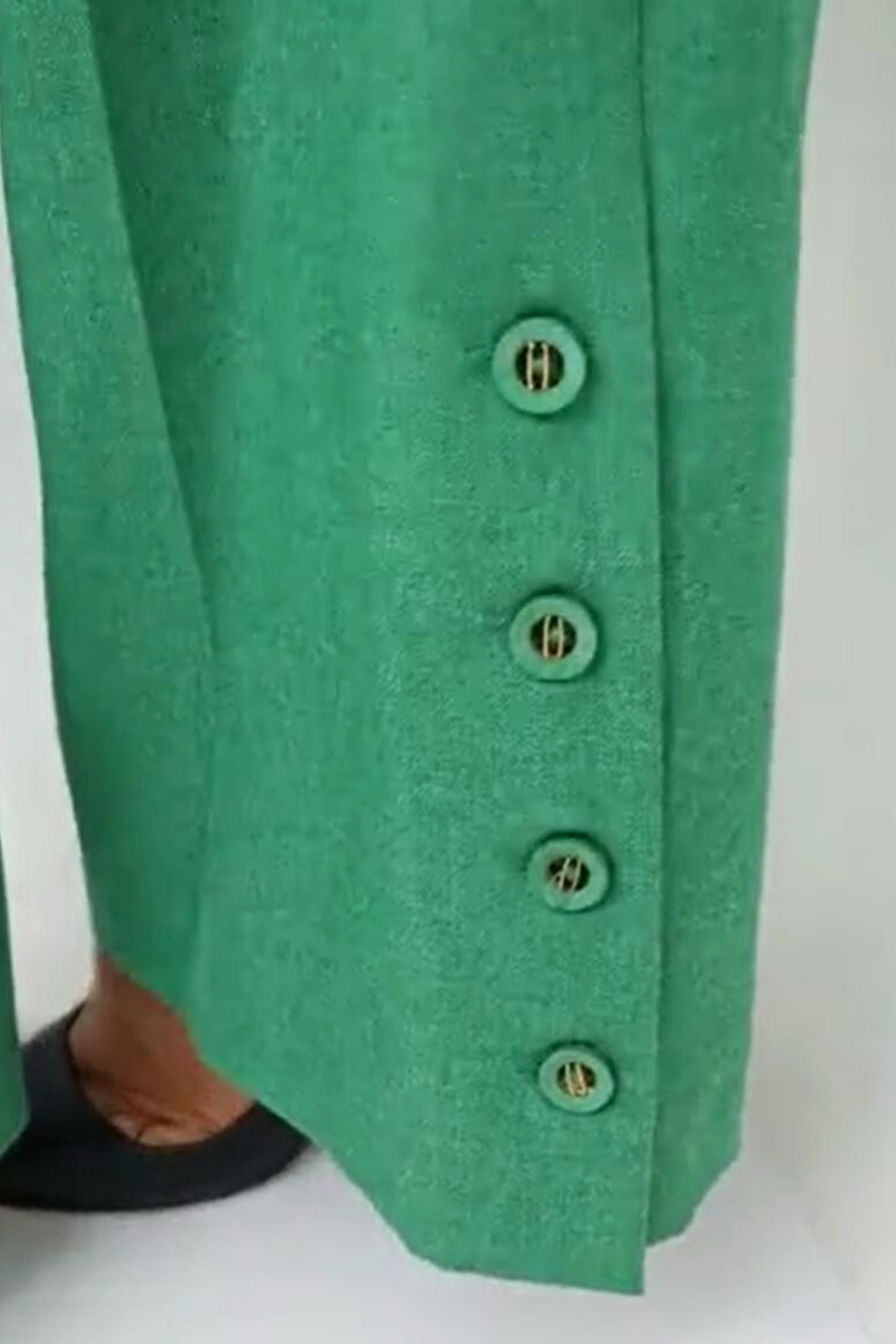 Completo tailleur verde chiaro Moda-Mania con giacca corta con tasche e pantaloni larghi, ideale per look elegante e confortevole.